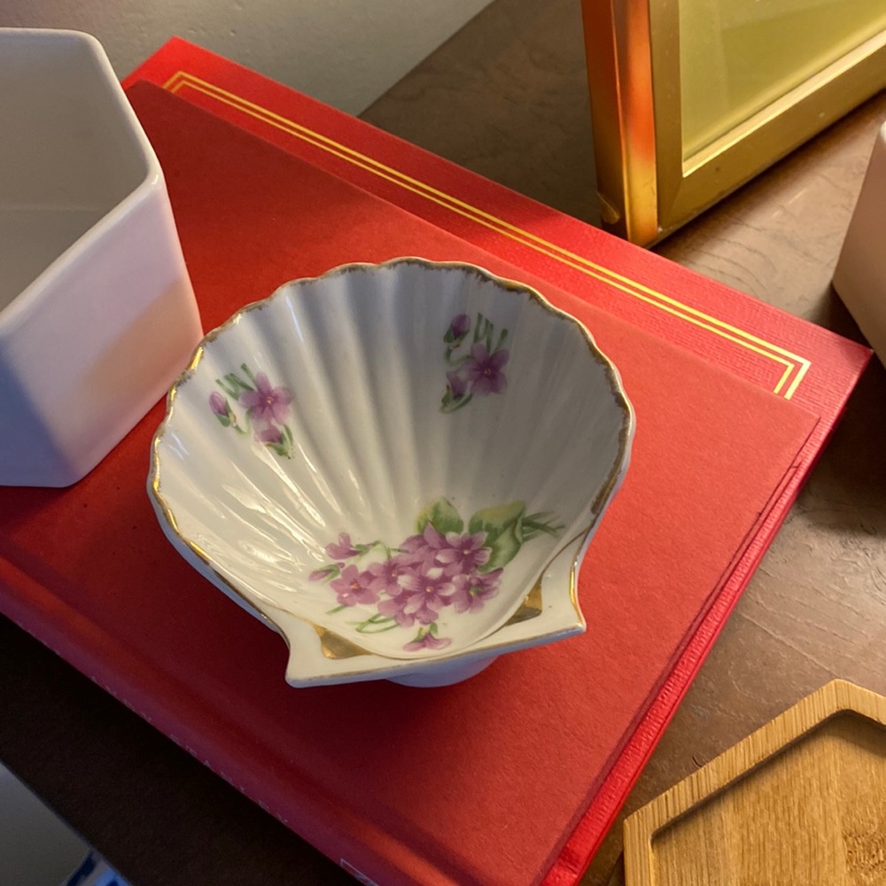 Japanese Ceramic Handpainted Clam Shell Shaped Trinket Dish w/ Flowers